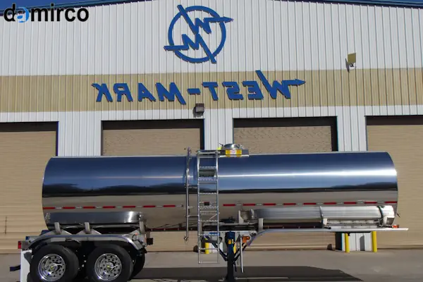 تانکر حمل شیر استیل ضد زنگ در حال حرکت در جاده روستایی