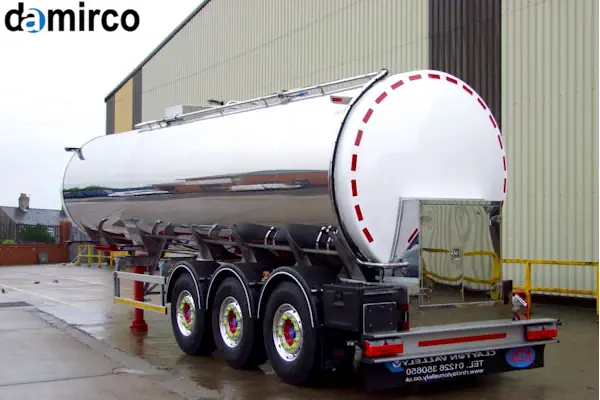 یک تانکر حمل شیر استیل ضد زنگ که بر روی یک کامیون نصب شده و آماده حرکت است