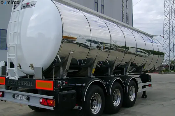 یک تانکر حمل شیر از جنس استیل ضد زنگ که در حال تمیز شدن و آماده‌سازی برای بارگیری است.