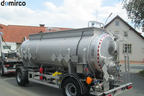 تصویر برش خورده از بدنه یک تانکر حمل شیر که لایه‌های عایق پشم سنگ و پلی اورتان را نمایش می‌دهد