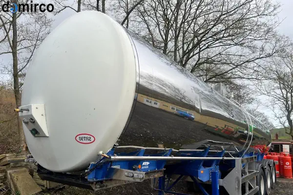 تصویری از سیستم CIP در حال شستشوی داخل تانکر حمل شیر استیل