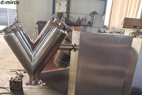 یک میکسر پودر از جنس استنلس استیل بهداشتی در حال مخلوط کردن مواد غذایی در یک کارخانه مدرن