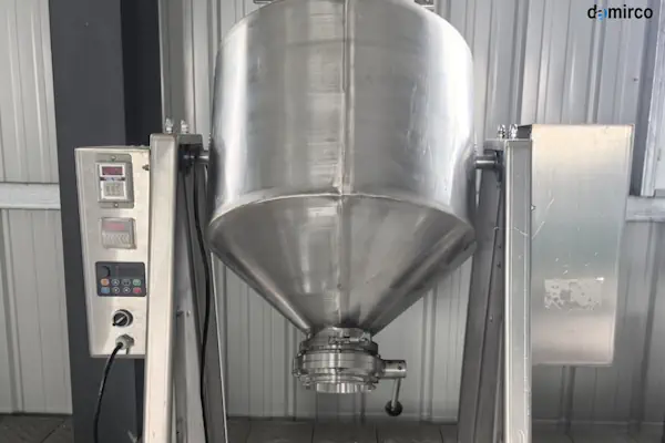 یک دستگاه میکسر پودر صنعتی از جنس استیل ضد زنگ در یک محیط کارخانه تمیز
