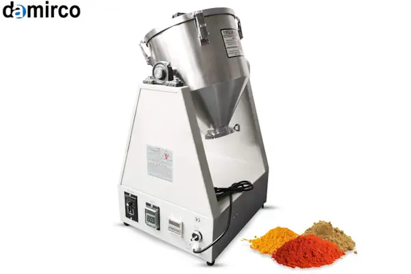 یک دستگاه میکسر مخصوص ادویه جات صنعتی از جنس استیل ضد زنگ در یک کارخانه تمیز