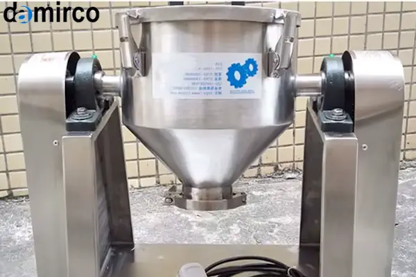 تصویر یک دستگاه ریبون بلندر صنعتی از جنس استیل ضد زنگ در یک کارخانه تمیز