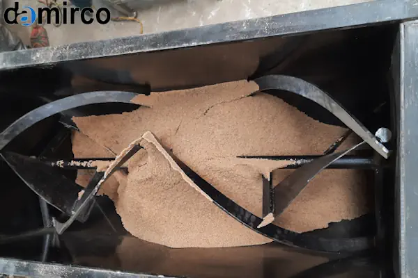 تصویری از انواع میکسر پودر صنعتی شامل ریبون بلندر و وی میکسر در یک کارخانه