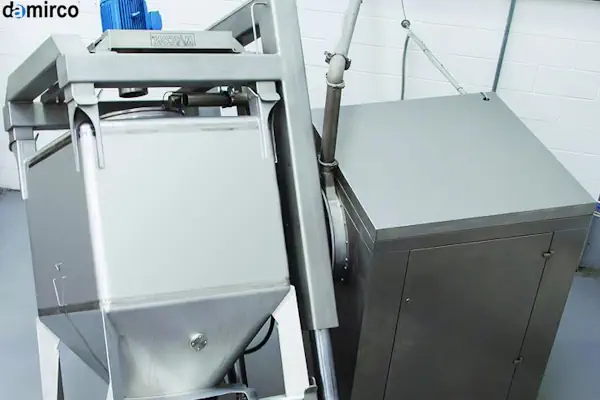 یک دستگاه میکسر پودر صنعتی بزرگ از جنس استیل در یک محیط کارخانه