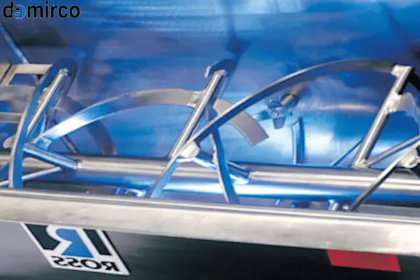 تصویر یک دستگاه میکسر پودر صنعتی از جنس استیل در یک کارخانه تولیدی