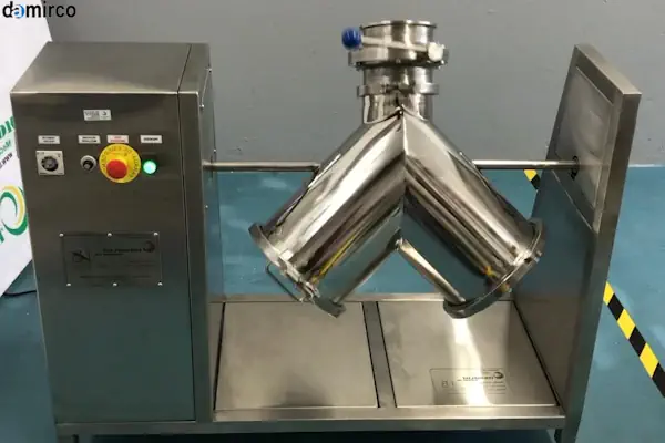 یک دستگاه میکسر پودر صنعتی ریبونی از جنس استیل ضد زنگ در یک محیط کارخانه تمیز