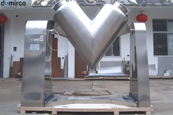 تصویر یک میکسر پودر دست دوم از جنس استیل در یک کارخانه