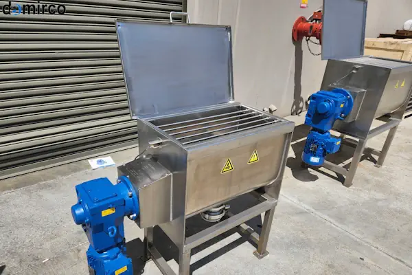 نمای داخلی یک میکسر پودر صنعتی در حال کار برای محاسبه ظرفیت