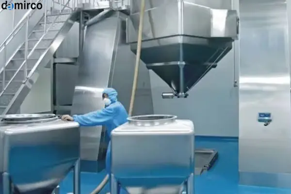 یک میکسر پودر آزمایشگاهی از جنس استیل ضدزنگ در حال ترکیب مواد رنگی برای فرمولاسیون دقیق.