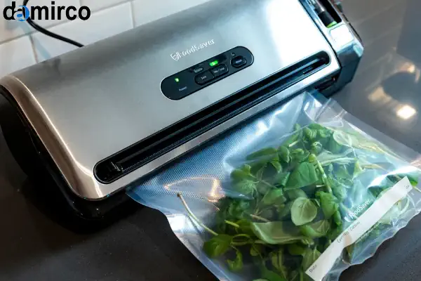 یک دستگاه وکیوم خانگی رومیزی در حال بسته‌بندی یک قطعه گوشت تازه برای نگهداری طولانی‌مدت