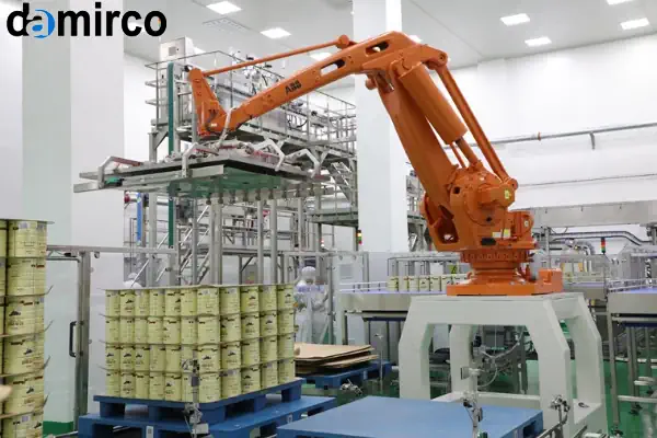 نمایی از انواع دستگاه پالتایزر در حال کار در یک کارخانه