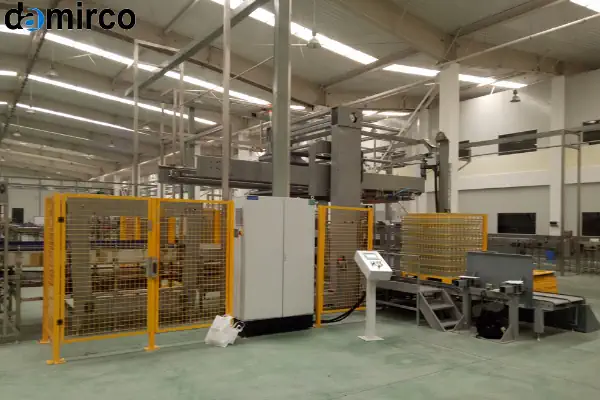 دستگاه پالتایزر رباتیک پیشرفته در حال چیدن کارتن‌ها روی پالت در یک کارخانه