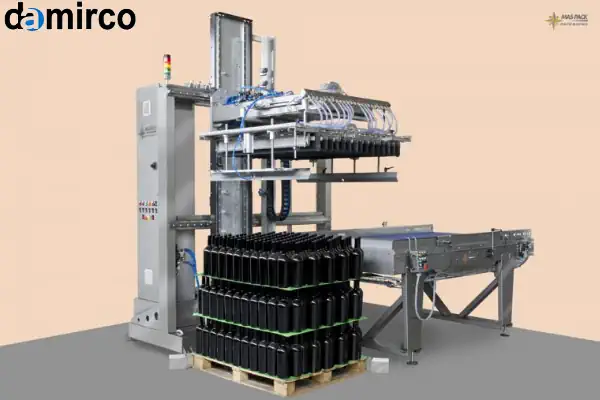 نمایی از یک دستگاه دی پالتایزر در حال تخلیه بار از روی پالت