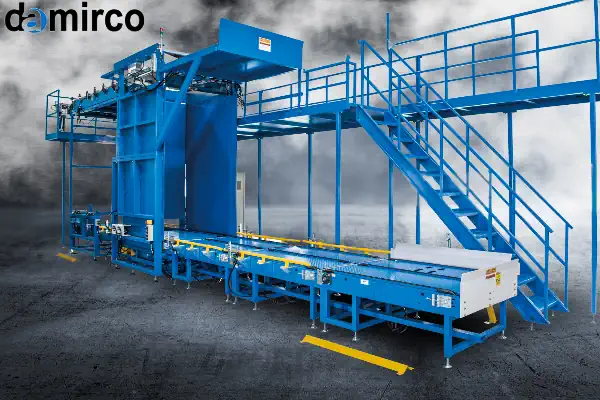 نمایی از یک دستگاه دی پالتایزر رباتیک در حال جابجایی جعبه‌ها از روی پالت در یک کارخانه