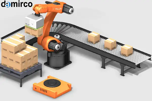 نمای نزدیک از یک دستگاه دی پالتایزر رباتیک در حال جابجایی جعبه‌ها از روی پالت در یک خط تولید.