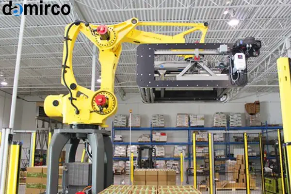 یک دستگاه دی پالتایزر رباتیک در حال جابجایی جعبه‌ها از روی پالت در یک خط تولید صنعتی