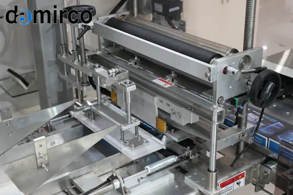 یک دستگاه سلفون کش اتوماتیک پیشرفته در حال سلفون پیچی یک پالت پر از کارتن در یک انبار بزرگ صنعتی