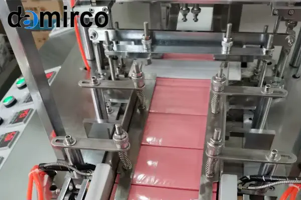 اپراتور در حال کار با دستگاه سلفون کش جعبه برای بسته بندی محصول