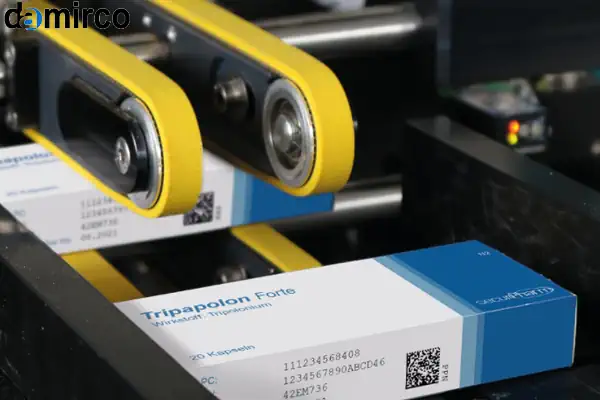 نمایی از خط تولید دارو مجهز به سیستم لیبل‌زنی و اسکن کدهای اصالت مطابق با الزامات سازمان غذا و دارو