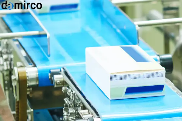 دستگاه صنعتی در حال چاپ لیبل اصالت دارو روی جعبه‌های دارو