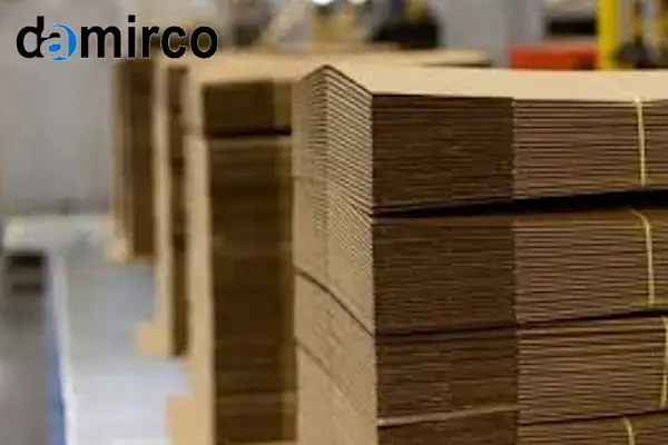 نمای نزدیک از یک دستگاه کارتن فورمینگ اتوماتیک در حال ساخت جعبه مقوایی در یک خط تولید صنعتی