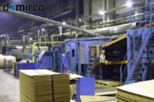 یک دستگاه کارتونینگ در حال بسته‌بندی محصولات در یک خط تولید صنعتی