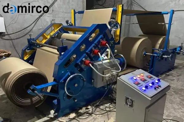 یک دستگاه کارتونینگ مدرن در حال بسته بندی جعبه های دارو در یک خط تولید