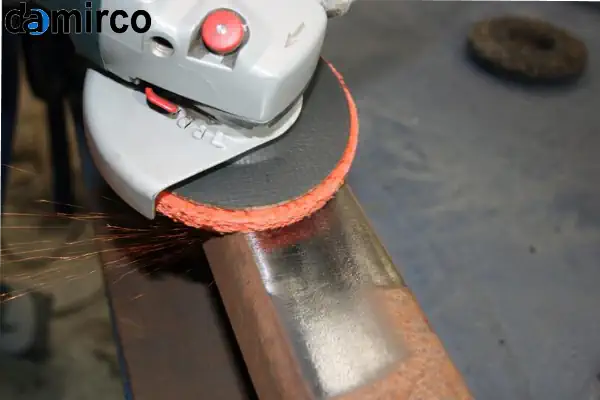 یک دستگاه زنگ زدای لیزری در حال پاکسازی سطح فلزی زنگ زده