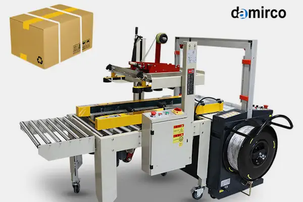 تصویر یک دستگاه چسب زن کارتن دو موتوره صنعتی در حال چسب زدن یک کارتن قهوه‌ای