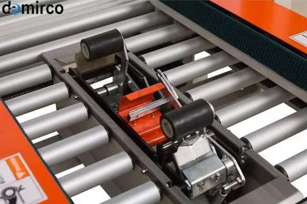 نمای کامل یک دستگاه چسب زن کارتن سه موتوره صنعتی در حال کار در یک خط تولید