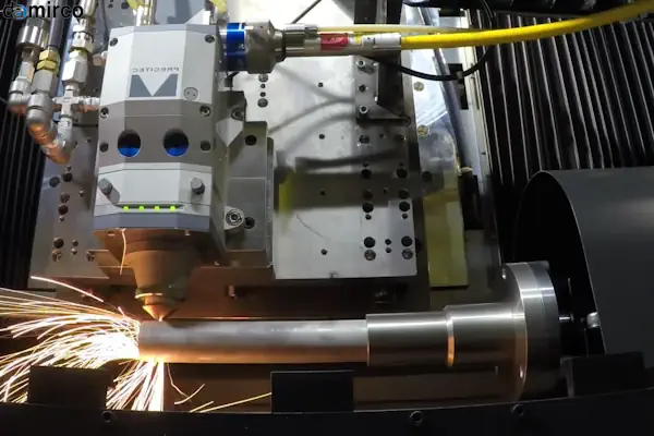 اپراتور در حال تنظیم پارامترهای دستگاه برش لیزر پیشرفته برای برش دقیق ورق فلزی در یک کارگاه صنعتی.