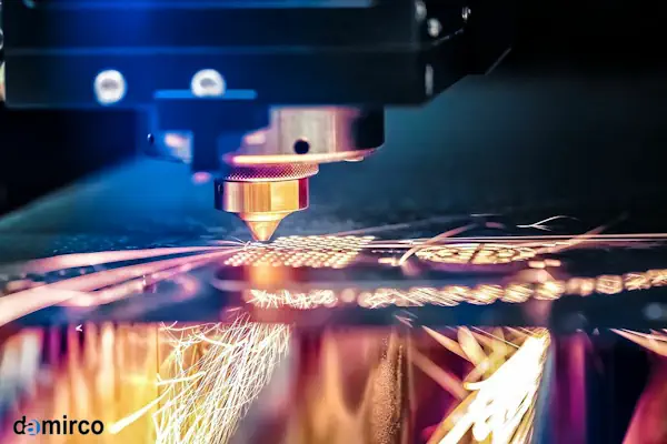 نمایی از سه نوع دستگاه برش لیزر صنعتی در یک کارخانه مدرن