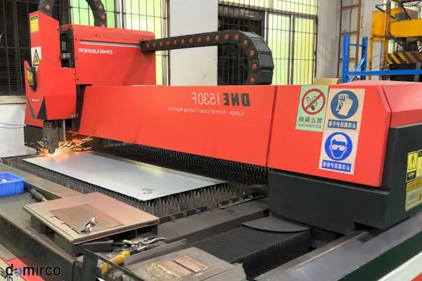 دستگاه برش لیزر فایبر در حال برش ورق فولادی با دقت و سرعت بالا در یک کارخانه صنعتی