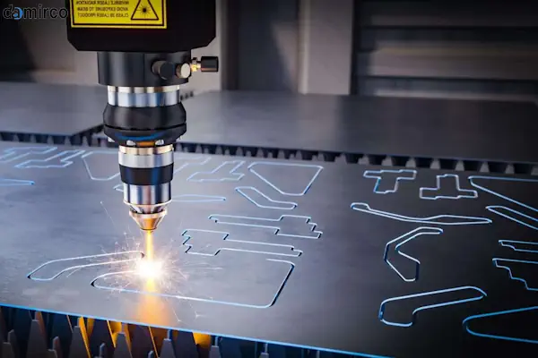 یک دستگاه برش لیزر خانگی در حال حکاکی روی یک قطعه چوبی در یک کارگاه کوچک.