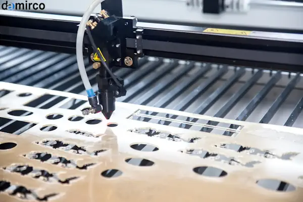 یک دستگاه برش لیزر چوب پیشرفته در حال برش یک طرح پیچیده روی ورق ام‌دی‌اف برای ساخت یک محصول دکوراتیو