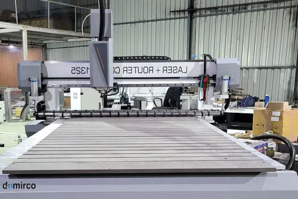 نمای شماتیک از اجزای اصلی یک دستگاه برش لیزر صنعتی