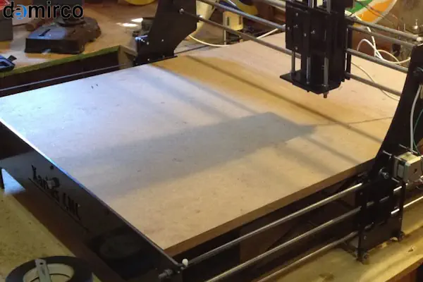 دستگاه برش لیزر در حال کار بر روی یک قطعه چوبی برای راه اندازی کسب و کار با برش لیزر