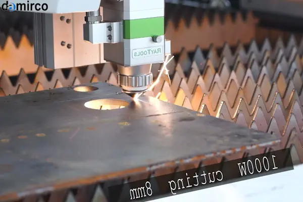 اپراتور در حال کار با دستگاه برش لیزری صنعتی برای ارائه خدمات برش لیزری