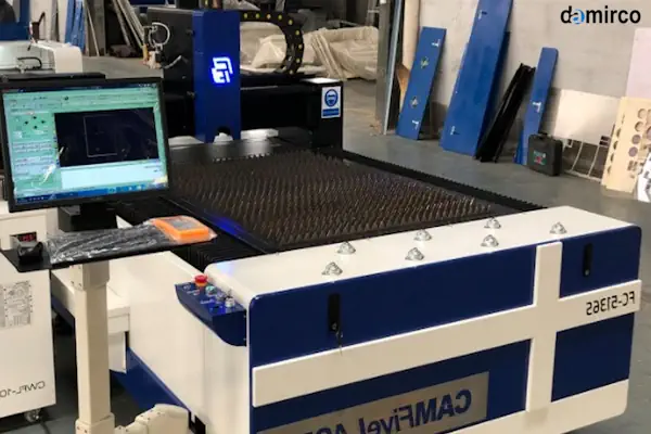 یک دستگاه برش لیزر فایبر پیشرفته در حال کار بر روی ورق فلزی که نمایانگر بهترین مارک دستگاه برش لیزر است