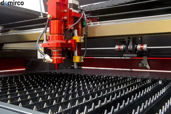 تکنسین در حال انجام سرویس و نگهداری دوره‌ای دستگاه برش لیزر فایبر