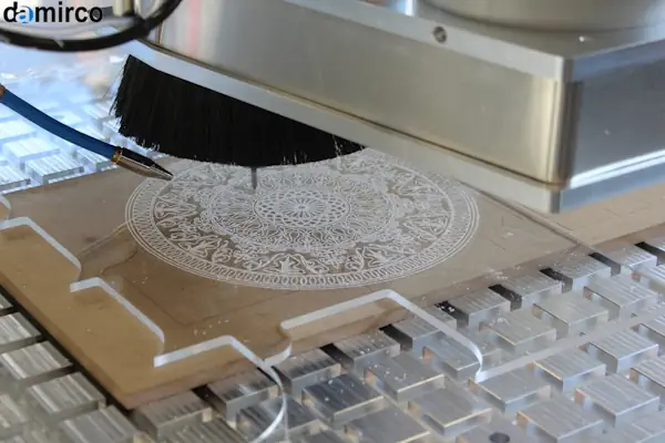 یک تکنسین در حال بررسی و تنظیم یک دستگاه حکاکی لیزری صنعتی پیشرفته