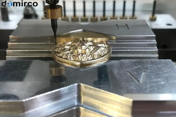 یک دستگاه حکاکی لیزری پیشرفته در حال کار دقیق روی یک قطعه فلزی در محیط کارگاهی