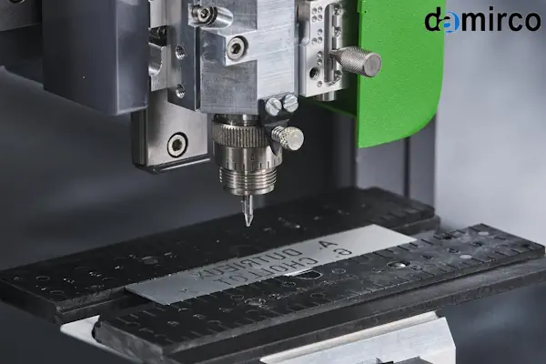 یک دستگاه حکاکی لیزری چوب در حال ایجاد طرحی دقیق و ظریف روی یک قطعه چوب روشن