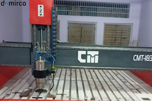 یک دستگاه حکاکی لیزری صنعتی در حال حکاکی دقیق روی یک قطعه فلزی