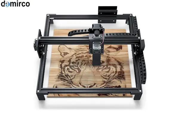 دستگاه حکاکی لیزری در حال حکاکی دقیق بر روی یک قطعه فلزی صنعتی