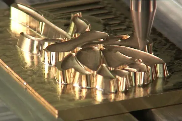 یک دستگاه حکاکی لیزری پیشرفته در حال کار بر روی یک قطعه فلزی با دقت بالا