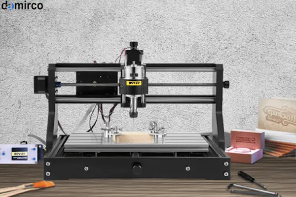 یک دستگاه حکاکی لیزری CO2 در حال کار و حکاکی یک طرح پیچیده روی یک قطعه چوبی.